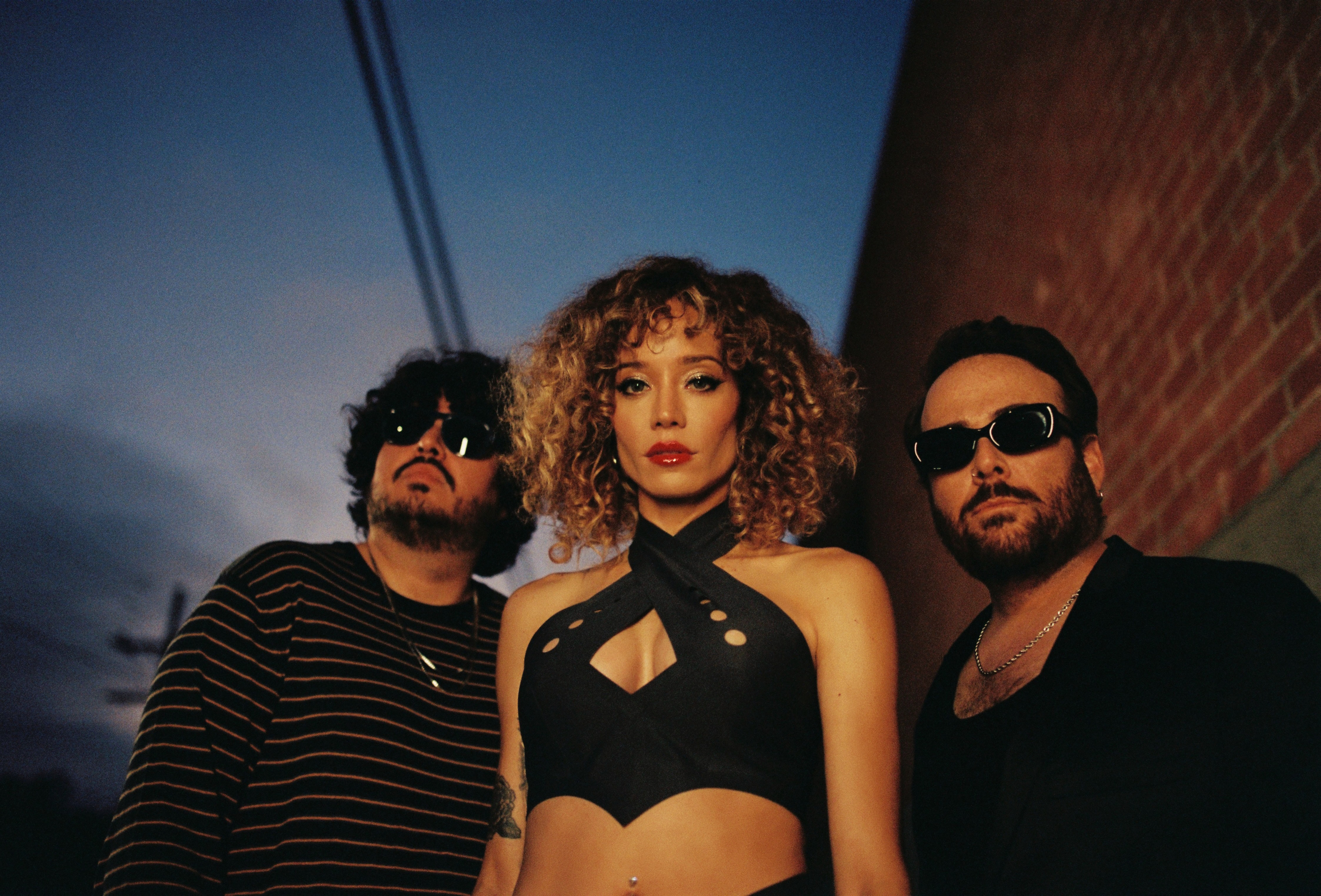 «Everything Glows»: El abrazo neón de Cannons