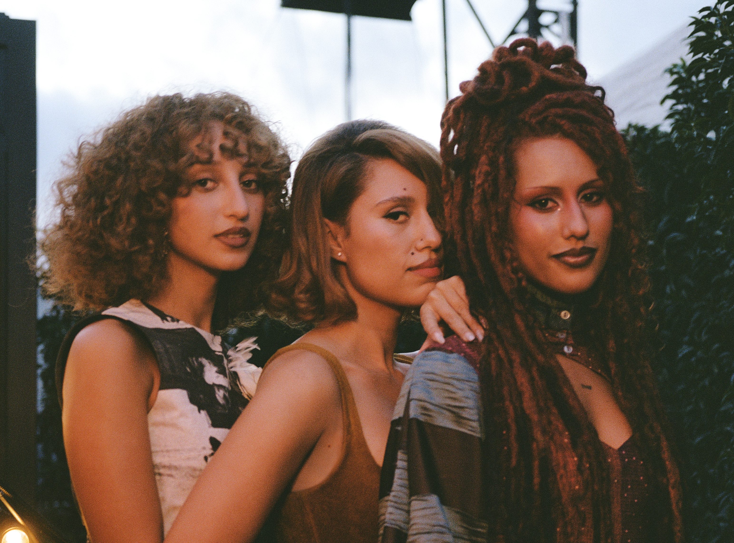 RAYE lanza el videoclip de «Joy.» junto a sus hermanas Amma y Absolutely